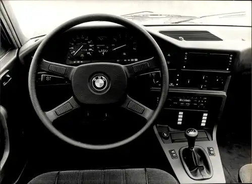 Foto BMW 5er-Reihe, 518 i, ergonomisch gestalteter Arbeitsplatz des Fahrers, BMW Werkfoto 84110 T