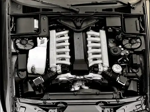 Foto BMW 7er-Reihe, BMW 750 i Zwölfzylinder Motor mit zwei autarken Zylinderreihen, Werkfoto
