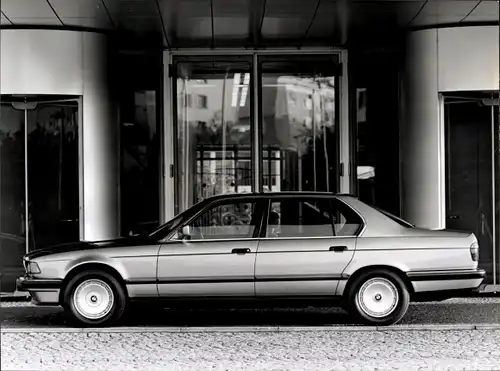 Foto BMW 7er-Reihe, BMW 750 i L, Seitenansicht, Werkfoto