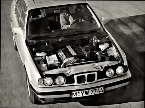 Foto BMW 5er-Reihe, BMW 520i und 525i mit Vierventiltechnik, Motor, Kennzeichen M-YW 7744, Werkfoto