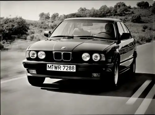 Foto BMW 5er-Reihe, BMW 520i und 525i mit Vierventiltechnik, Kennzeichen M-WR 7288, Werkfoto