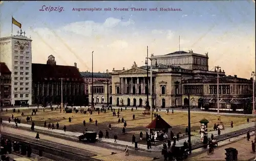 Ak Leipzig in Sachsen, Augustusplatz mit Neuem Theater und Hochhaus, Passanten
