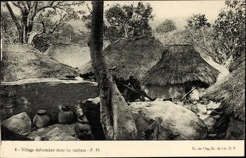 Ak Dahomey Benin, Village dahomeen dans les rochers