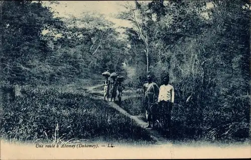 Ak Abomey Dahomey Benin, Afrikaner auf einem Weg, Landschaft