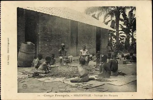 Ak Brazzaville Franz. Kongo, Sechage des Haricots