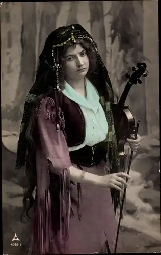 Ak Frau in Tracht mit Geige, Musikinstrument