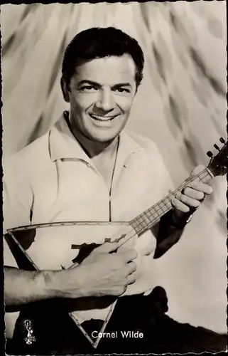 Ak Schauspieler Cornel Wilde, Portrait mit Balalaika, Feuer im Blut