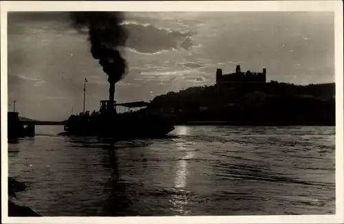 Ak Pressburg Bratislava Slowakei, Dampfer, Burg, Gewässer