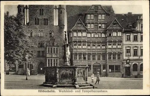 Ak Hildesheim in Niedersachsen, Wedekindhaus und Tempelherrenhaus, Brunnen