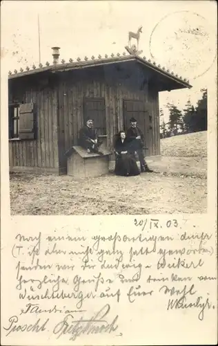 Foto Ak Feilitzsch in Oberfranken, Gruppenportrait an der Holzhütte