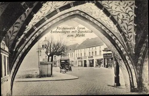 Ak Fürstenwalde an der Spree, Rathausbogen, Durchblick zum Markt, Automobil