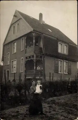 Foto Ak Wengern Wetter an der Ruhr, Wohnhaus, Anwohner, Frau mit Kind im Garten