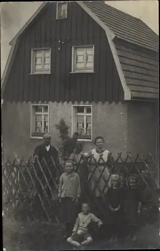 Foto Ak Schneppendahl Hasenberg Lennep Remscheid im Bergischen Land, Familie vor Wohnhaus