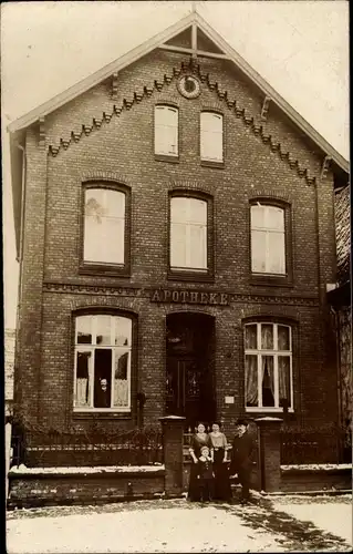 Foto Ak Rheda Wiedenbrück in Westfalen, Apotheke, Familie vor dem Haus, Winter