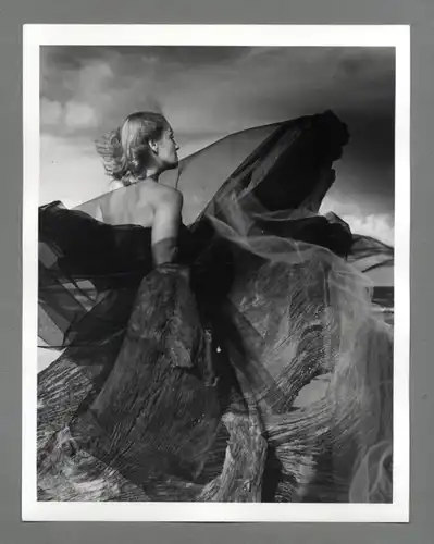 Maurice Tabard, Original,1970er Jahre, o.T. (Frau im Tüllkleid mit Treibholz, Fotomontage)