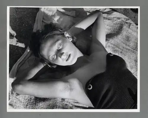 Maurice Tabard. Original-Photographie. 1970er Jahre, o.T. (Junge Frau beim Sonnenbaden)