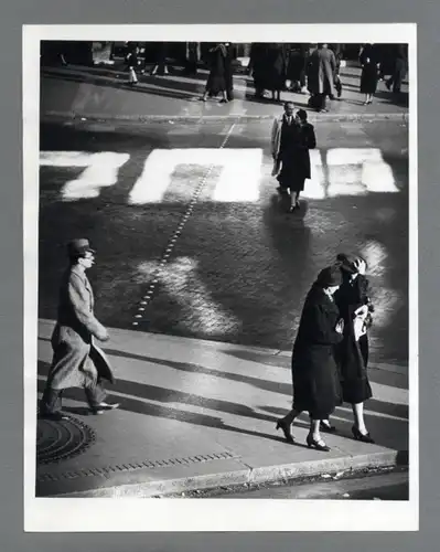 Maurice Tabard. Original-Photographie. 1970er Jahre, o. T. (Straßenszene)