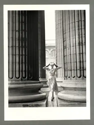 Maurice Tabard. Original-Photographie. 1970er Jahre, o. T. (Model zwischen Säulen)