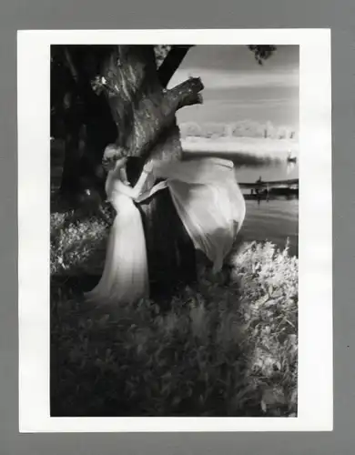 Maurice Tabard. Original-Photographie. 1970er Jahre, o. T. (Model in langem Kleid und Schleier)