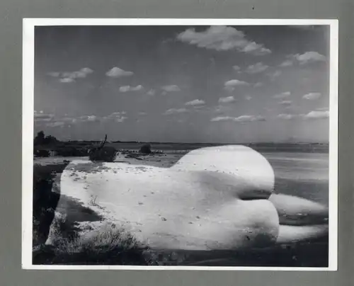 Maurice Tabard, Original, 1970er Jahre. o. T. (Liegender Frauenakt am Strand, Fotomontage)