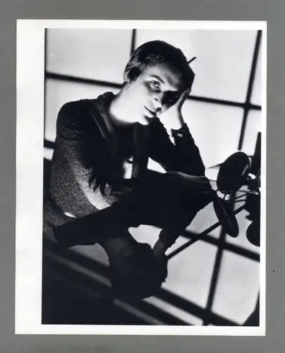 Maurice Tabard. Original-Photographie. 1970er Jahre. o. T. (Portrait einer nachdenklichen jungen Fr