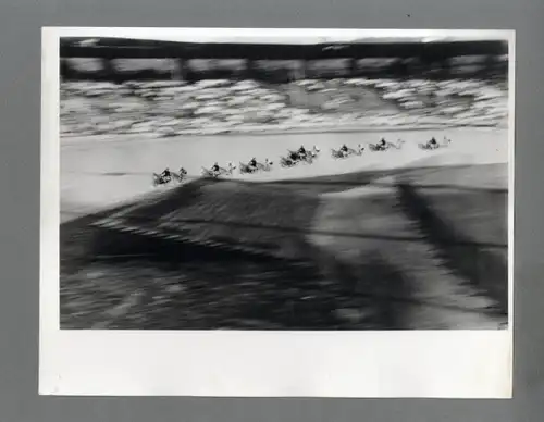 Maurice Tabard. Original-Photographie. 1970er Jahre. o. T. (Steherrennen auf der Radrennbahn)