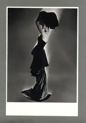 Maurice Tabard. Original-Photographie. 1970er Jahre. o. T. (Dame in elegantem Abendkleid)