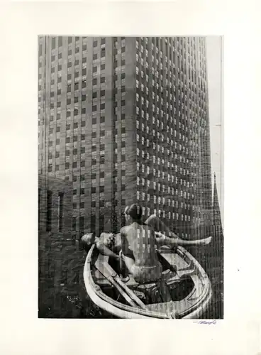 Maurice Tabard. Original-Photographie. 1970er Jahre. o. T. (Paar im Ruderboot vor Hochhaus)