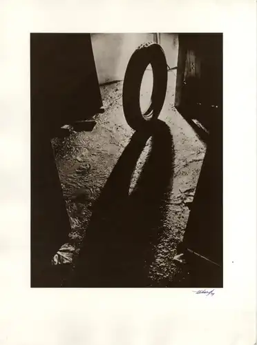 Maurice Tabard. Original-Photographie. 1970er Jahre. o. T. (Autoreifen. Licht und Schatten)