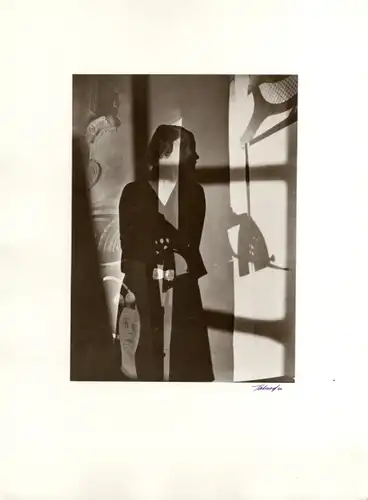 Maurice Tabard. Original-Photographie. 1970er Jahre, Solarisation. o. T. (Stehende Frau. Licht und S