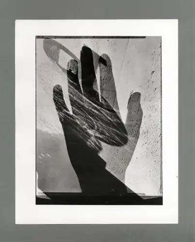 Maurice Tabard. Original-Photographie. 1970er Jahre. o. T. (Hand. Licht und Schatten)