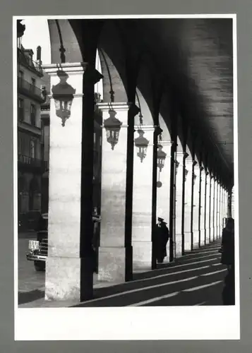 Maurice Tabard. Original-Photographie. 1970er Jahre. o. T. (Arkaden. Licht und Schatten)