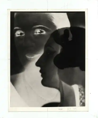 Maurice Tabard. Original-Photographie. 1970er Jahre. o. T. (Gesicht einer Frau im Profil. Licht und