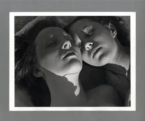 Maurice Tabard. Original-Photographie. 1970er Jahre. o. T. (Gesichter, Zwei junge Frauen beim Sonne