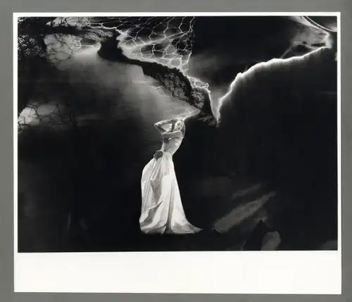 Maurice Tabard. Original-Photographie. 1970er Jahre. o. T. (Dame im Abendkleid. Tüll und Wolken. Fo