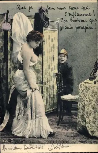 Ak Mann beobachtet Frau in Unterkleid, Busen