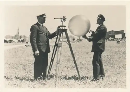 Sammelbild Zeppelin Weltfahrten Nr. 103 LZ 127 Fahrtbetrieb, Windmessung vor dem Start