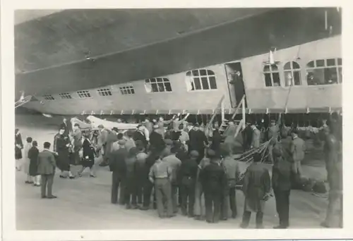 Sammelbild Zeppelin Weltfahrten Nr. 108 LZ 127 Fahrtbetrieb, Fahrgäste kommen an Bord