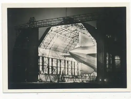 Sammelbild Zeppelin Weltfahrten Nr. 109 LZ 127 Fahrtbetrieb, Klar zum Nachtaufstieg, Luftschiffhalle