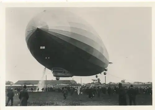 Sammelbild Zeppelin Weltfahrten 117 LZ 127 Graf Zeppelin Fahrtbetrieb, Landung mit schwerem Schiff