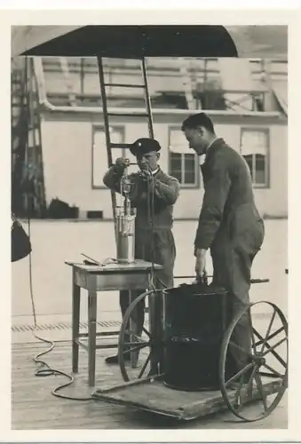 Sammelbild Zeppelin Weltfahrten Nr. 104 LZ 127 Graf Zeppelin Fahrtbetrieb, Gasmessung vor dem Start