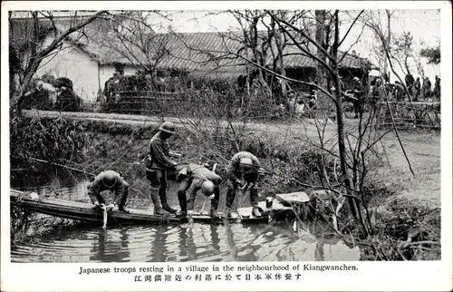 Ak Japanese troops resting in a village near Kiangwanchen, Japanisch-Chinesischer Krieg