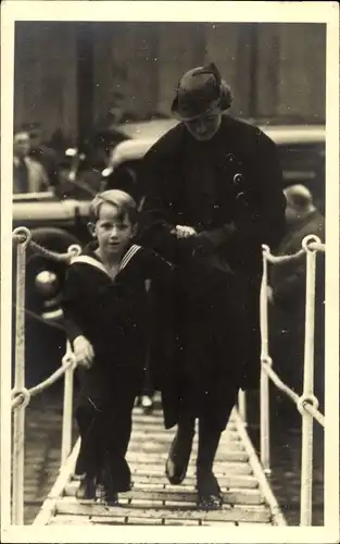 Ak Königin Astrid, Prinz Baudouin