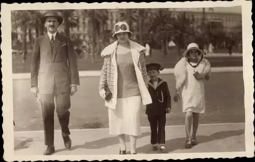 Foto Ak Bruxelles Brüssel, Familie in Sonntagskleidung