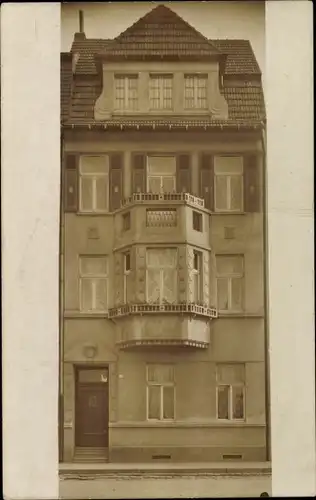 Foto Ak Duisburg im Ruhrgebiet, Blick auf Wohnhaus mit Erker