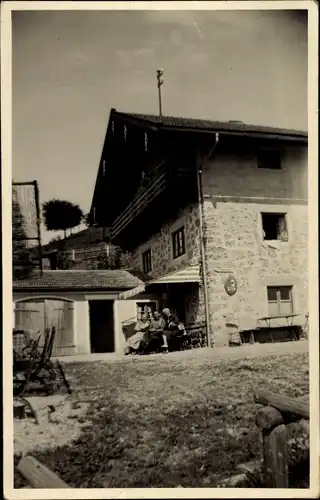 Foto Ak Rosenheim Oberbayern, Ortspartie, Wohnhaus, Anwohner