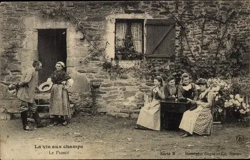 Ak La vie aux champs, Le Fiance, Liebespaar, Frauen am Tisch, Französische Tracht