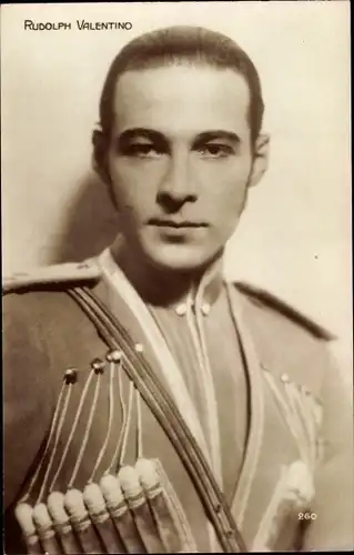Ak Schauspieler Rudolph Valentino in Uniform