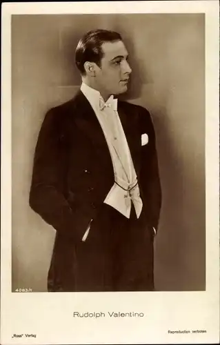 Ak Schauspieler Rudolph Valentino, Portrait im Frack