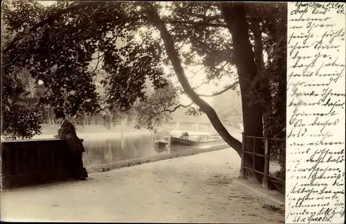 Foto Ak Berlin Charlottenburg ?, Mann am Flussufer